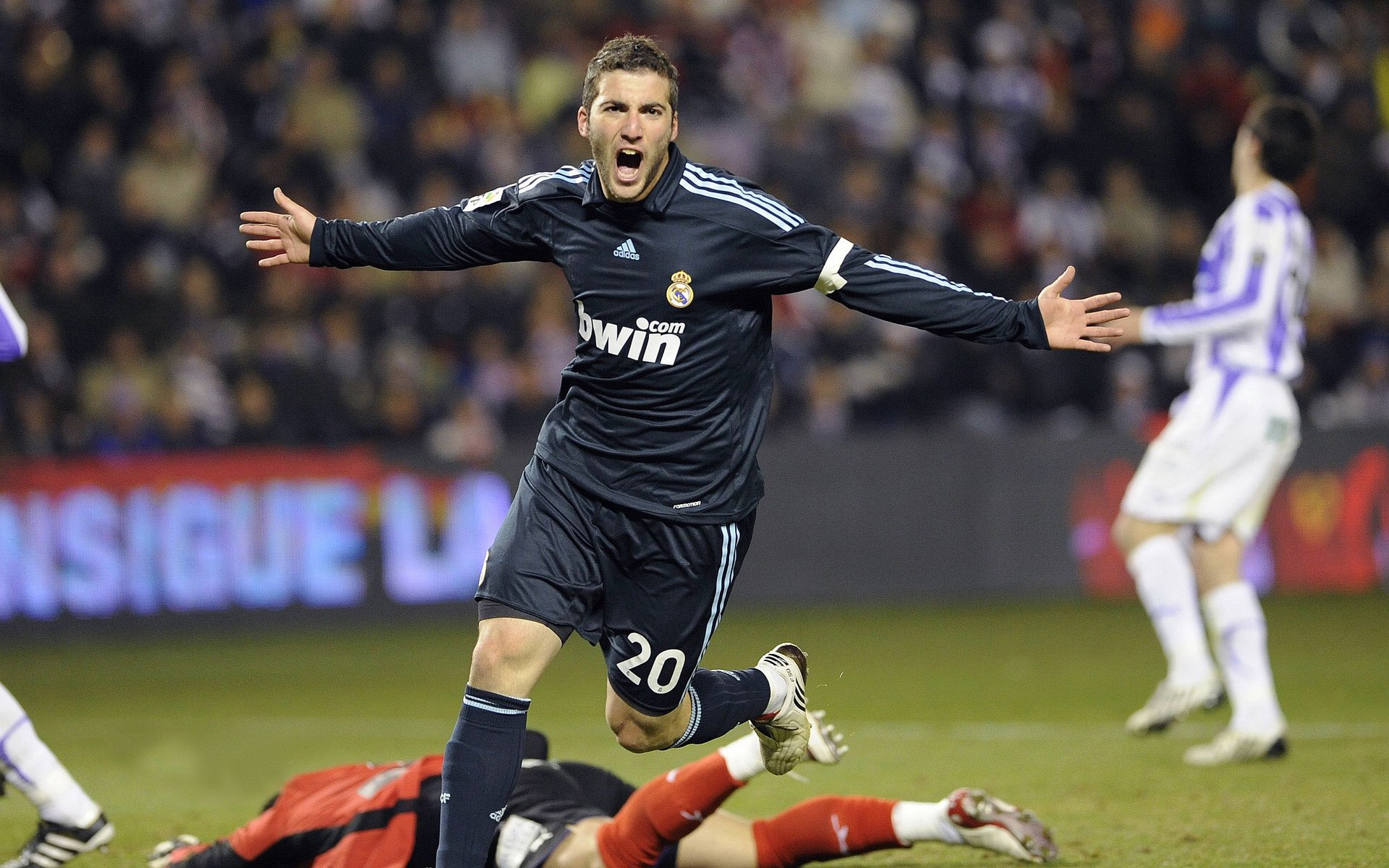 亚特兰大主场气势强劲压制来访对手，亚特兰大攻势足球